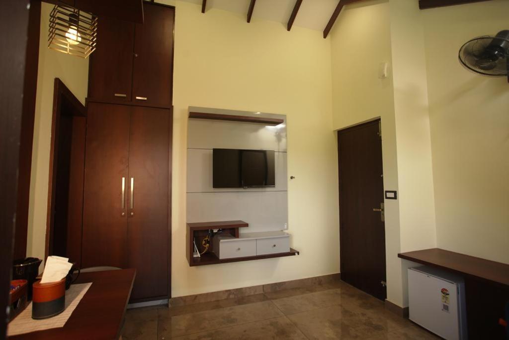 Pabis Luxurious Stay ไวทีรี ภายนอก รูปภาพ