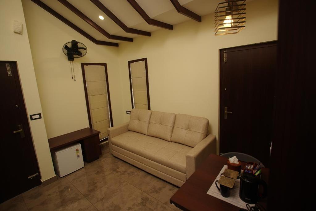 Pabis Luxurious Stay ไวทีรี ภายนอก รูปภาพ