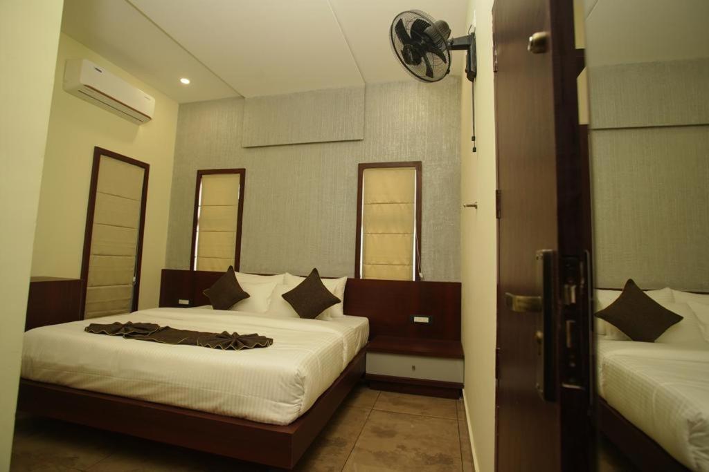 Pabis Luxurious Stay ไวทีรี ภายนอก รูปภาพ