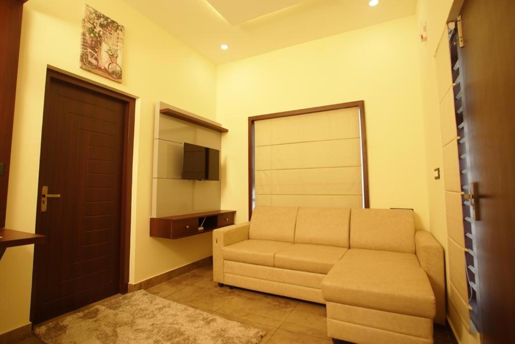 Pabis Luxurious Stay ไวทีรี ภายนอก รูปภาพ