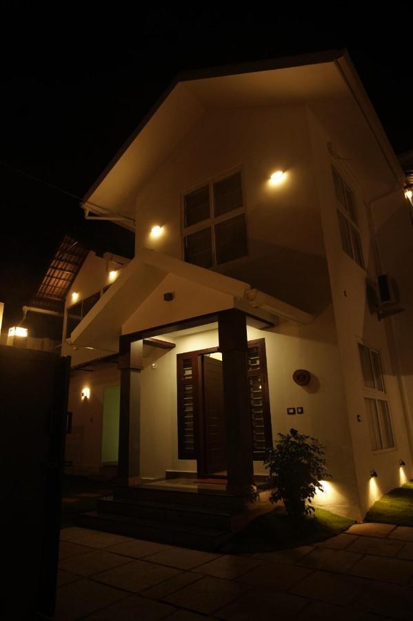 Pabis Luxurious Stay ไวทีรี ภายนอก รูปภาพ