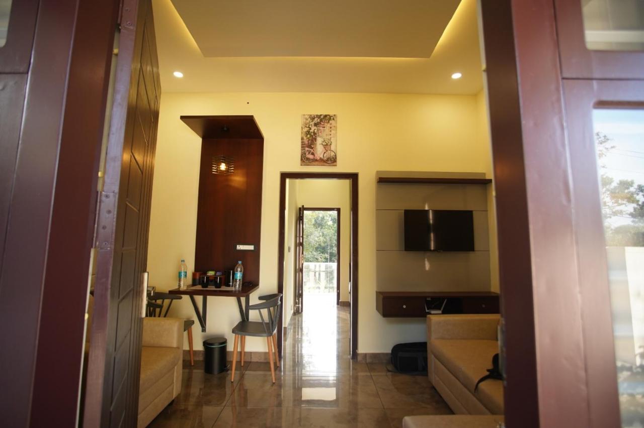 Pabis Luxurious Stay ไวทีรี ภายนอก รูปภาพ