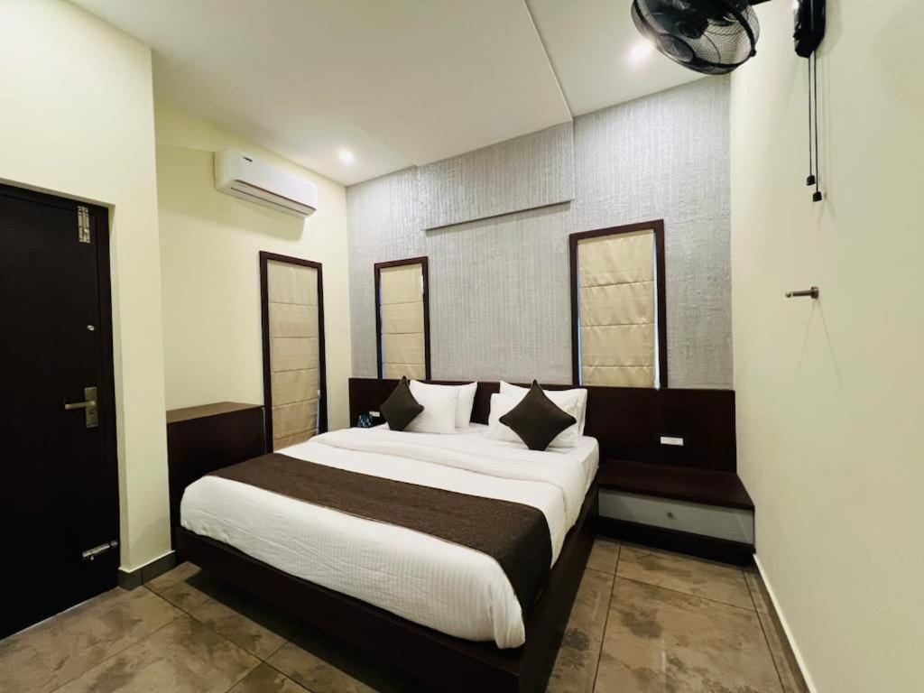 Pabis Luxurious Stay ไวทีรี ภายนอก รูปภาพ