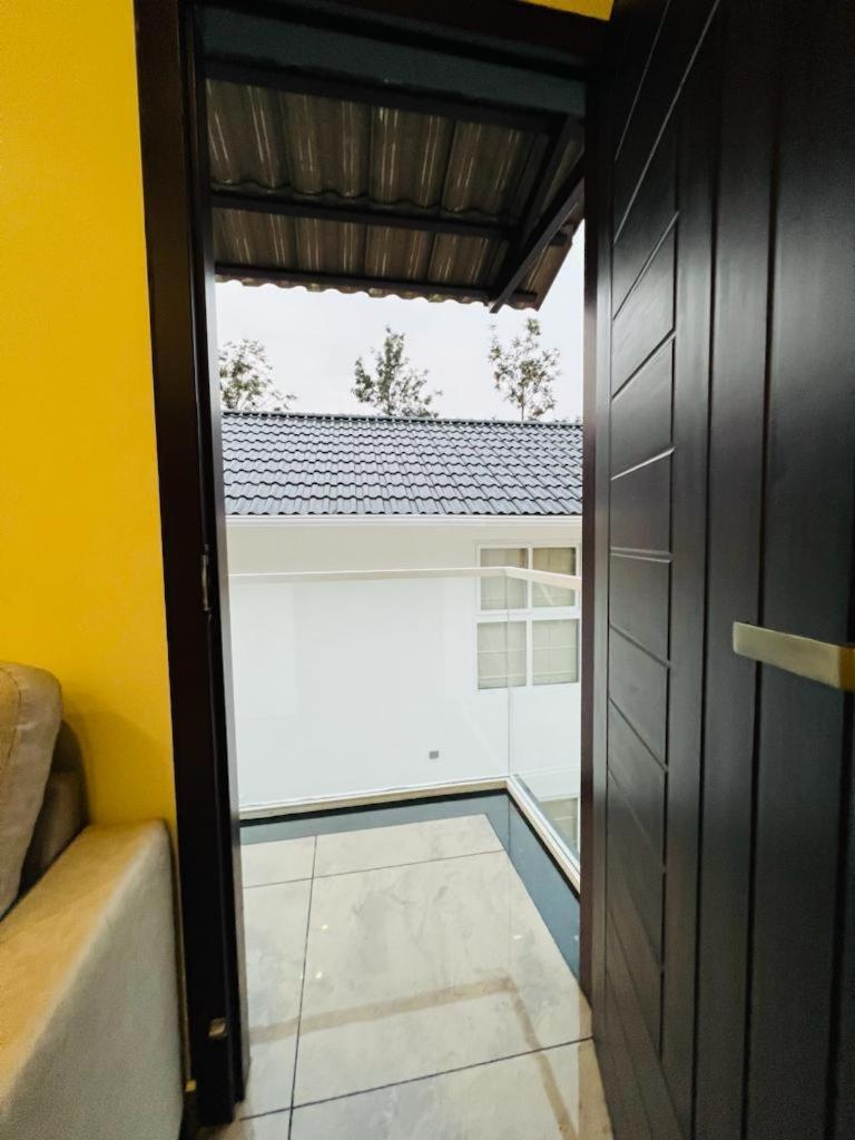 Pabis Luxurious Stay ไวทีรี ภายนอก รูปภาพ